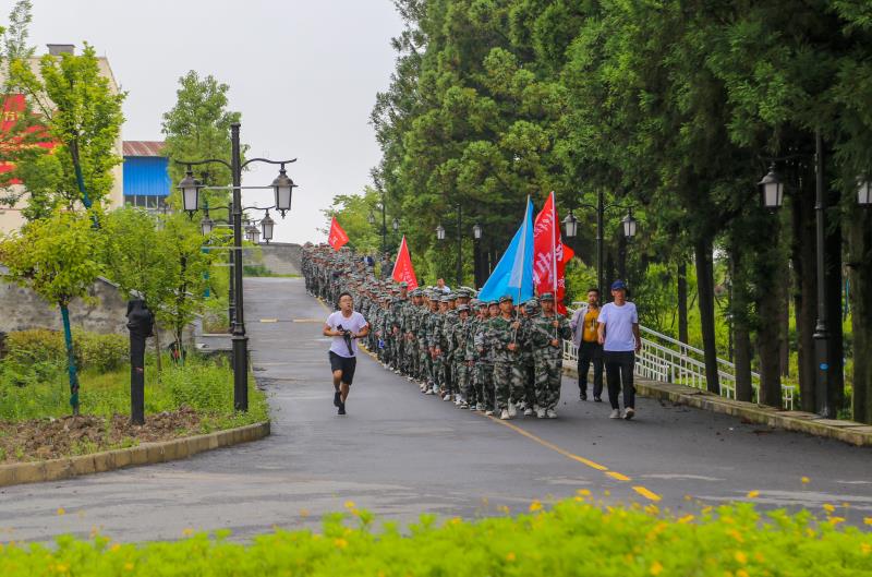 我校組織開展2021年學生軍訓拉練